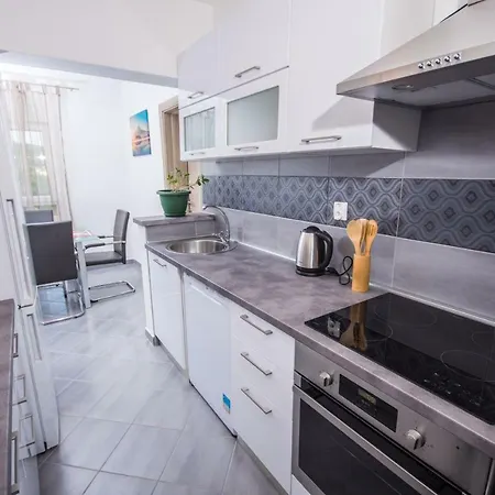Apartment Jomarko - Spacious Apartment For 6 In Trogir トロギール