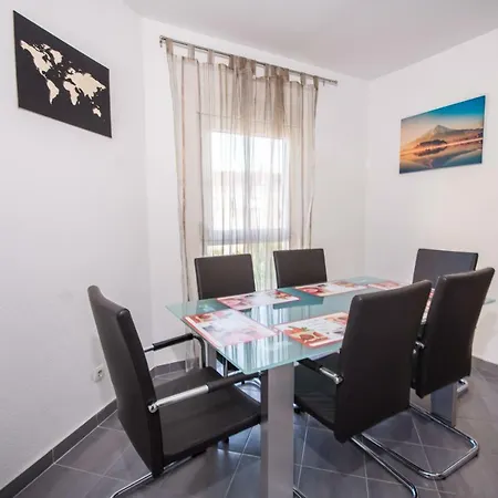 Apartment Jomarko - Spacious Apartment For 6 In Trogir
